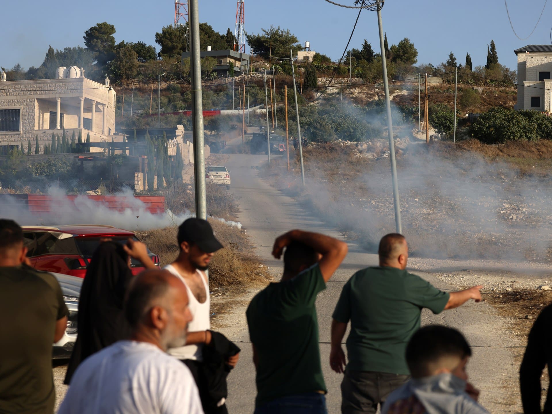 epa13132622 Palestinians run from Israeli army as they were going after Israeli settlers, some armed, who make their way at the West Bank village of Sara near Nablus, 25 July 2026. According to the Palestinian Red Crescent Society (PRCS), at least 30 Palestinians were wounded by tear gas from Israeli troops during clashes between Palestinians and settlers. EPA/ALAA BADARNEH