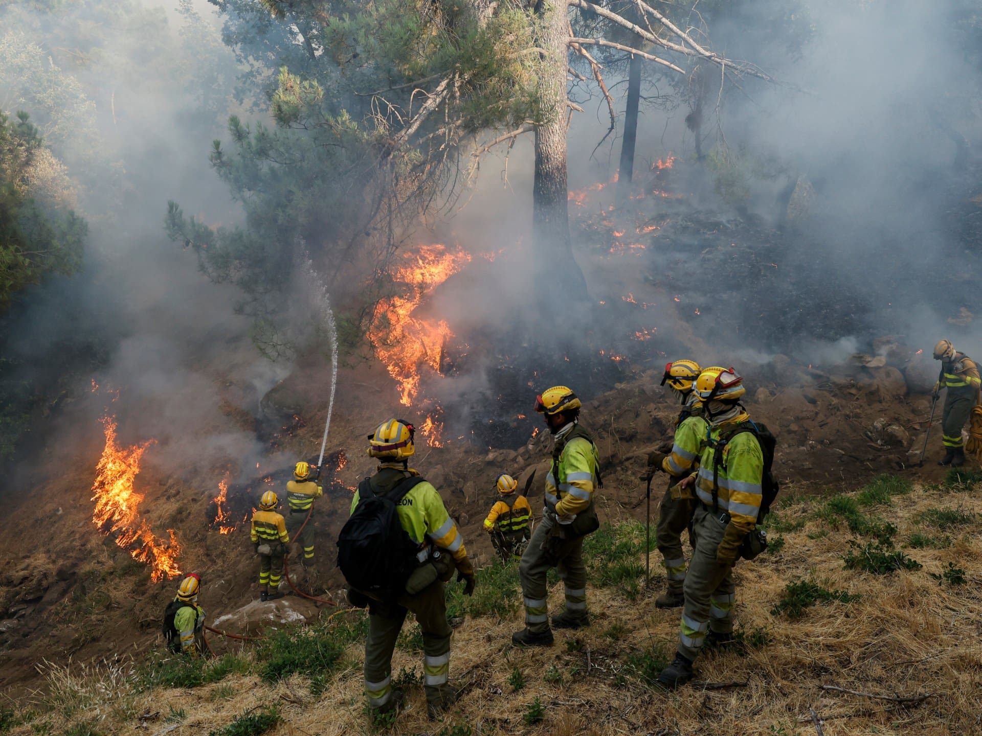 EL TIEMBLO, SPAIN - JULY 25: Firefighters work on a firebreak to battle a wildfire next to La Atalaya neighborhood on July 25, 2026 in El Tiemblo, Madrid, Spain. The Spanish interior minister declared a state of emergency as more than 11,500 people were forced to evacuate their homes to wildfires across the country. (Photo by Pablo Blazquez Dominguez/Getty Images)