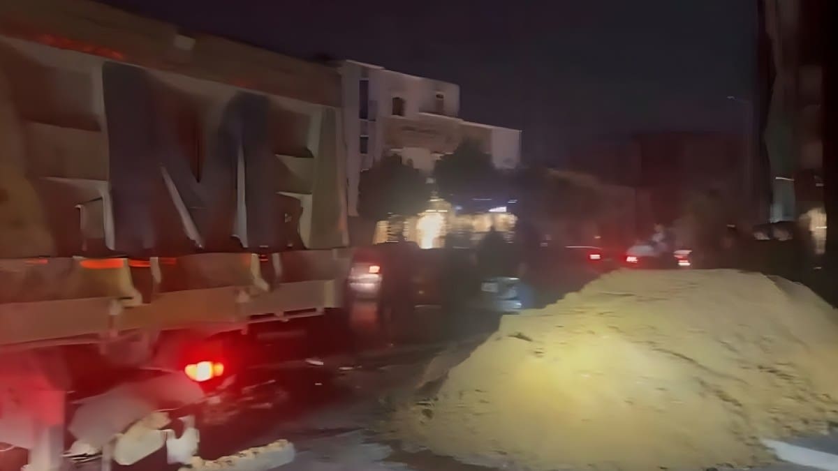تظاهرون يغلقون مصلحة الطيران المدني والشركة العامة للكهرباء في طرابلس بسواتر ترابية المصدر من حساب تك يحرق كل شي على فيسبوك